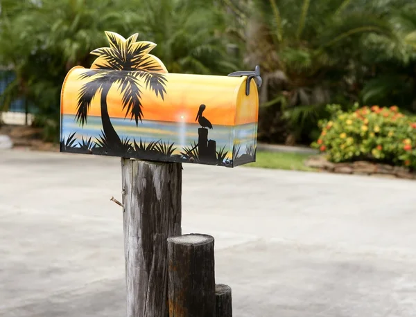 Divertente casella di posta artistica con vernice tropicale mare — Foto Stock
