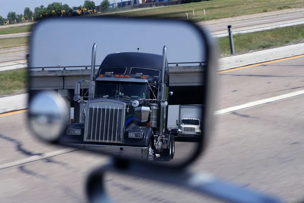 Um grande caminhão azul no espelho do veículo — Fotografia de Stock
