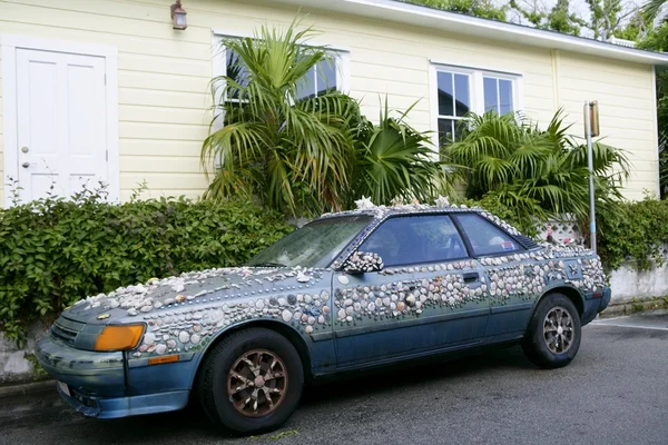 搞笑的车装饰着海边的贝壳 — 图库照片