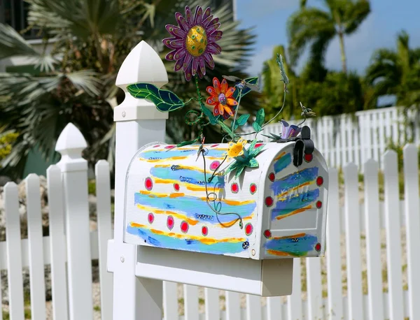 Spaß künstlerischen Briefkasten mit Frühlingsblumen — Stockfoto