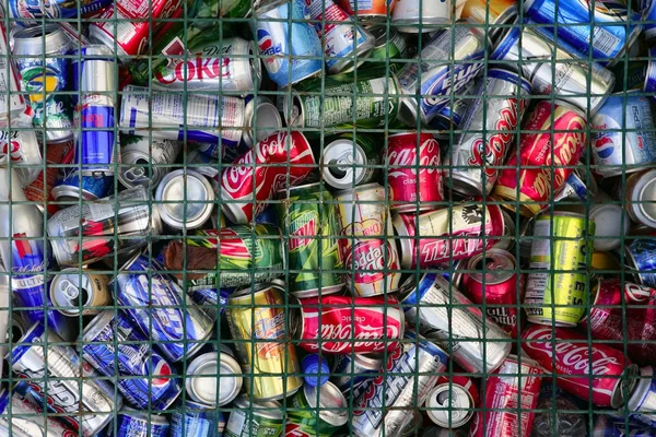 Latas de bebidas sortidas no lixo — Fotografia de Stock
