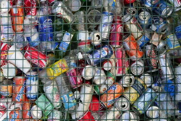Ανάμεικτα ποτά δοχεία για τα σκουπίδια — Φωτογραφία Αρχείου