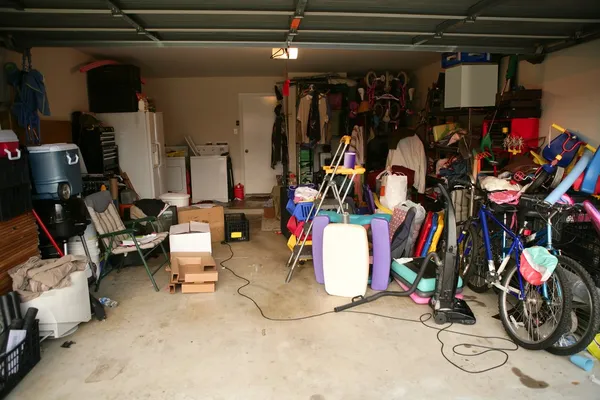 Stökigt övergivna garage full av grejer — Stockfoto