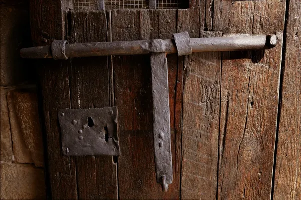 Oude middeleeuwse slot op houten kasteel deur — Stockfoto