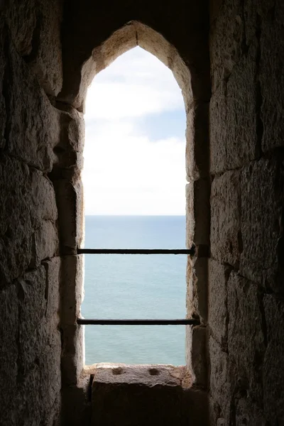 Havet sett genom ett slott fönster — Stockfoto