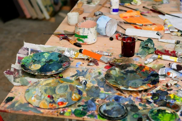 Artista estúdio pintado mesa suja — Fotografia de Stock