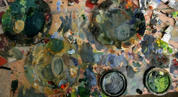 Künstler Atelier bemalte schmutzigen Tisch — Stockfoto