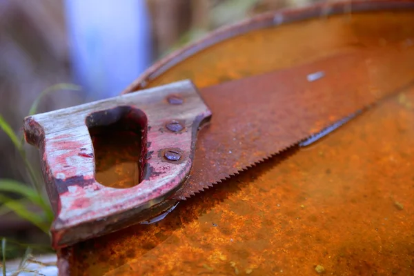 生锈的旧锯工具在生锈的背景 — 图库照片