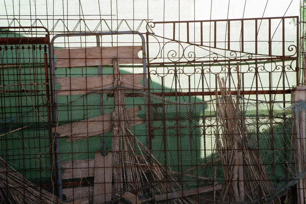 Povero muro di recinzione fatto di strutture letto — Foto Stock
