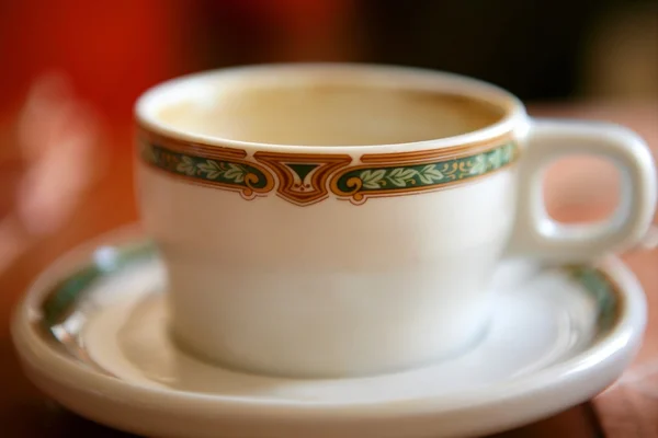 Vuile gebruikte koffie kop, wit porselein — Stockfoto