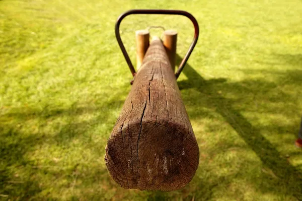 Dientes de madera viejo tambaleante en el parque — Foto de Stock