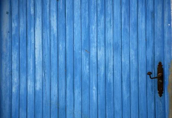 Vieux détail de porte en bois bleu avec poignée — Photo