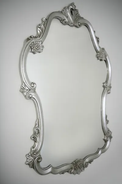Μπαρόκ ασημένιο καθρέφτη πάνω από το λευκό τοίχο — Φωτογραφία Αρχείου