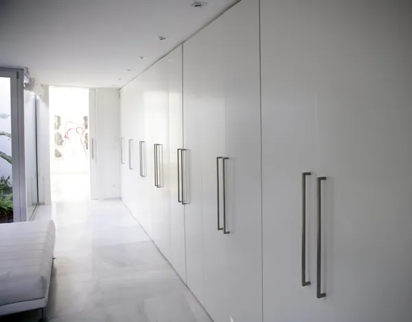 Modern vit lång korridor garderob, samtida — Stockfoto