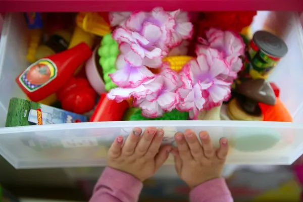 Menina mãos fechando seu recipiente de brinquedo caixa — Fotografia de Stock