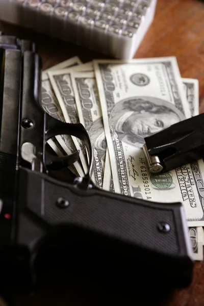 Notas de dólar e arma, pistola preta — Fotografia de Stock