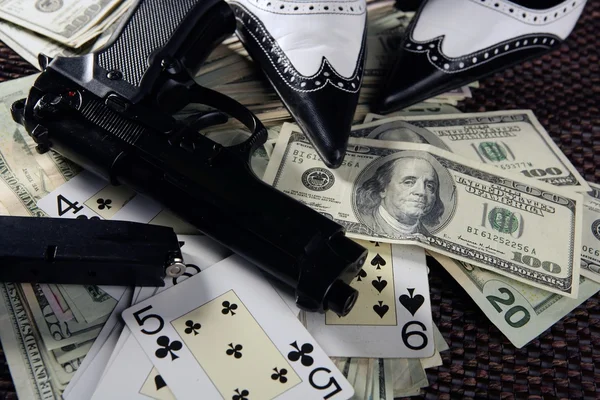 Pistolas de juego y dólares, mafia clásica gángster todavía — Foto de Stock