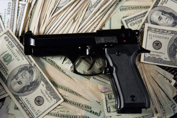 Dollar biljetten en pistool, zwarte pistool — Stockfoto
