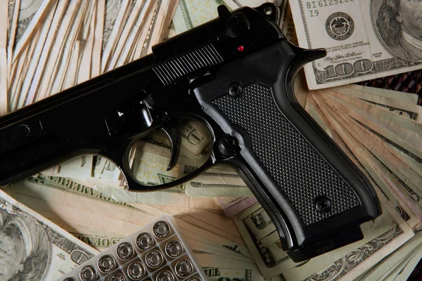 Notatki dolara i pistolet, pistolet czarny — Zdjęcie stockowe