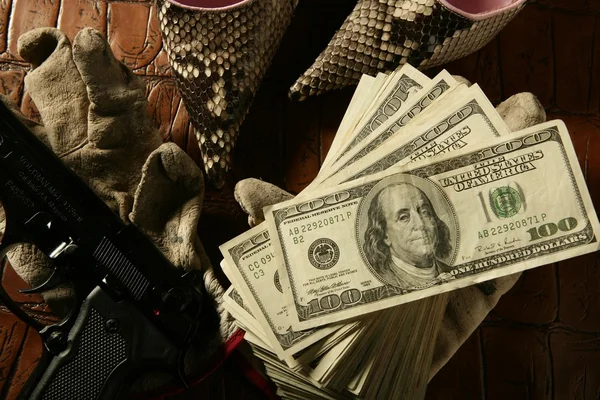Dollar notes et pistolet, pistolet noir — Photo