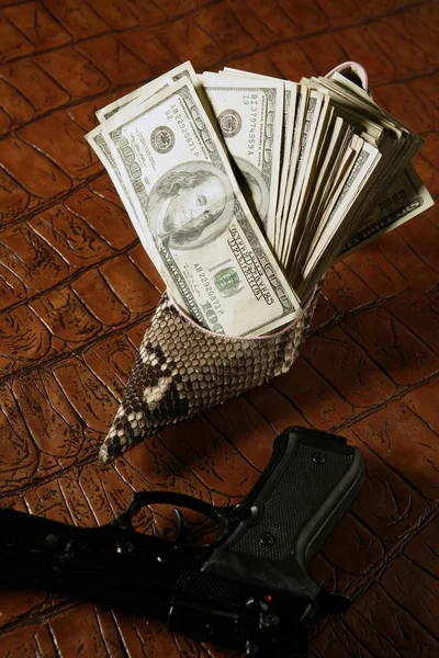 Доларні банкноти і пістолет, чорний пістолет — стокове фото