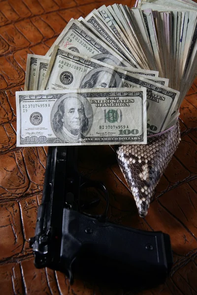 Notatki dolara i pistolet, pistolet czarny — Zdjęcie stockowe