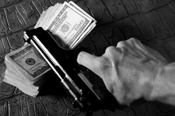 Dollar biljetten en pistool, zwarte pistool — Stockfoto