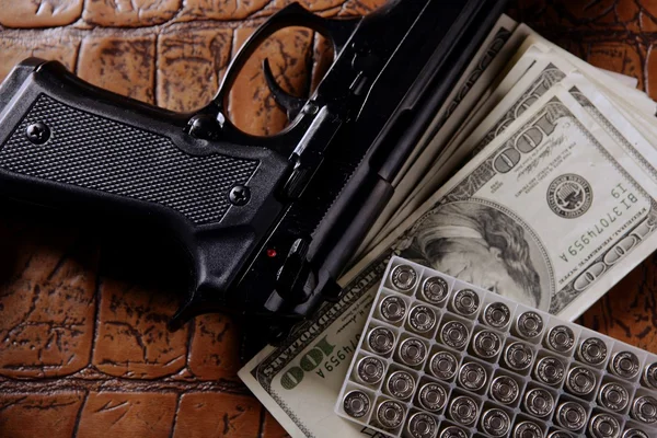 Dollár bankjegyek és fegyvert, fekete pisztoly — Stock Fotó