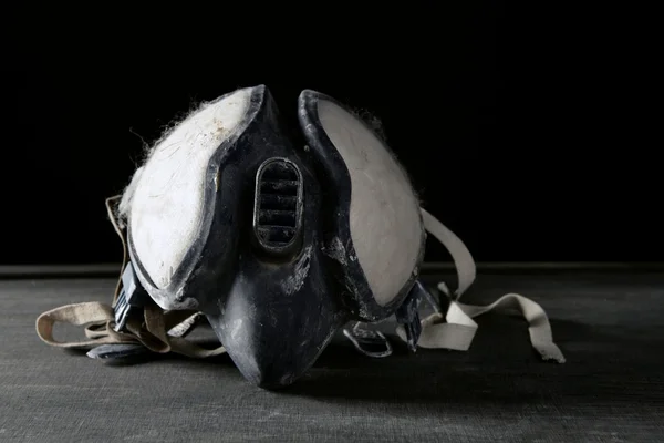 Equipamento de proteção de construção, máscara sobre preto — Fotografia de Stock