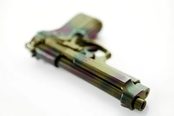 Fekete kéz fegyver pisztoly fölött fehér háttér — Stock Fotó