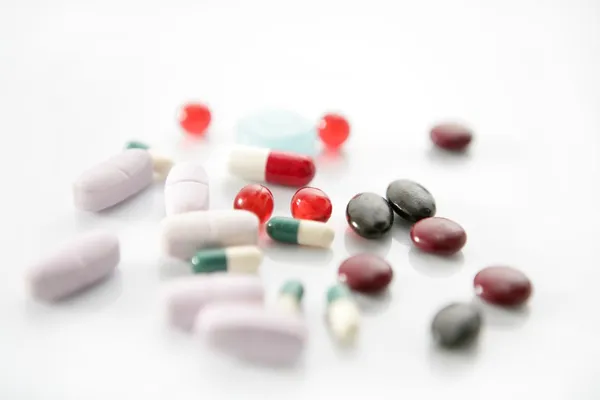 Comprimidos sobre branco, saúde ou suicídio — Fotografia de Stock