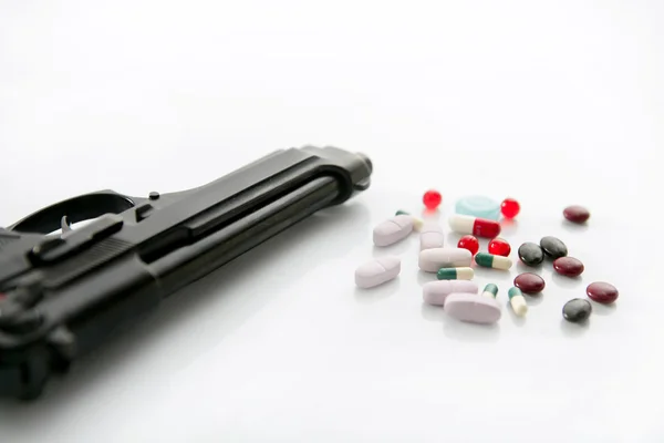 Pistola ou pílulas duas opções de suicídio — Fotografia de Stock