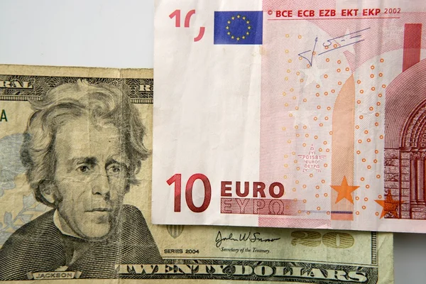 Dolar versus Euroschein, Finanzmetapher — Stockfoto