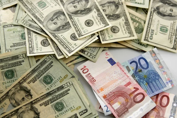 Dolar kontra eurosedel, finans metafor — Stockfoto