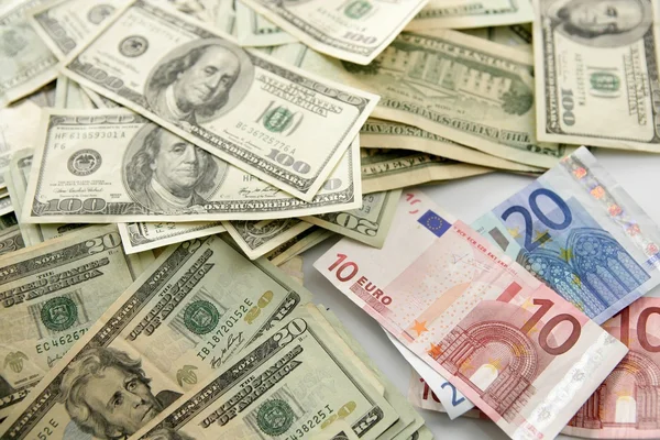 Dolar versus Euroschein, Finanzmetapher — Stockfoto