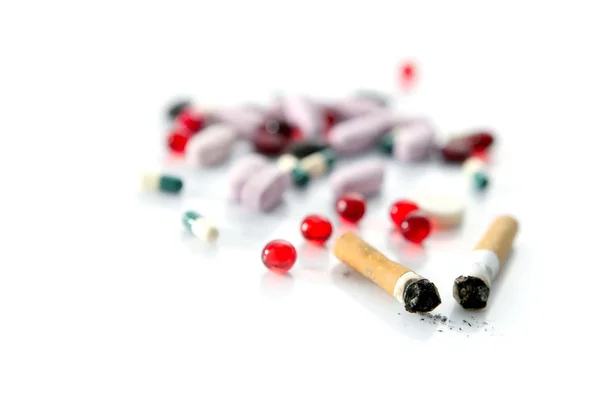 Tabak, ongezonde gevaarlijke drug en pillen — Stockfoto