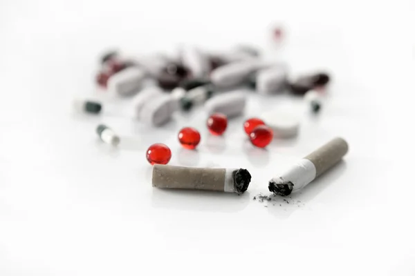 담배, 건강에 해로운 위험 약물 및 알 약 — 스톡 사진