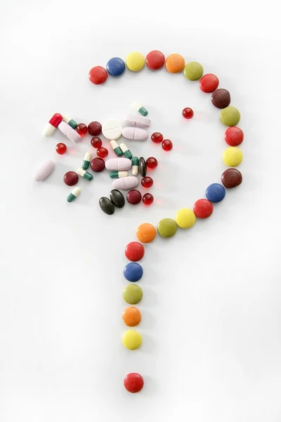 Цукерки цукерки знак питання ізольовані над білим — стокове фото
