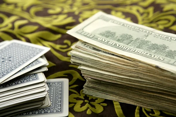 Notas de dólar e cartões de poker, ferramentas de jogador — Fotografia de Stock
