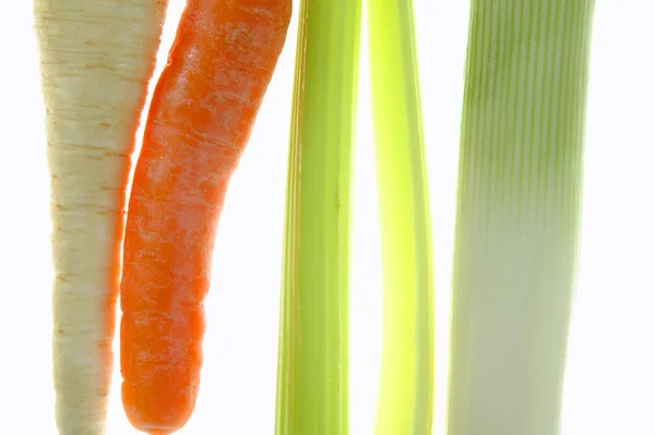 Сельдерей, лук-порей, морковь, прозрачный поверх белого — стоковое фото