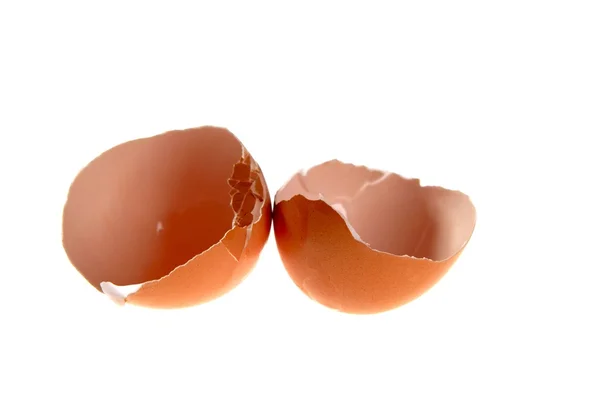 Cáscara de huevo agrietada aislada sobre blanco — Foto de Stock
