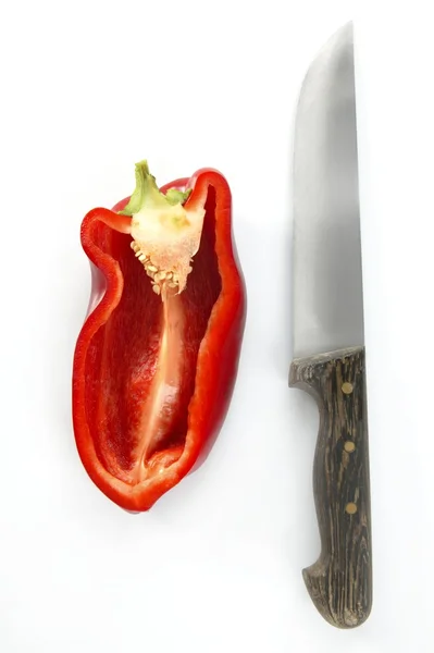 Mezzo peperone rosso e coltello isolato su bianco — Foto Stock