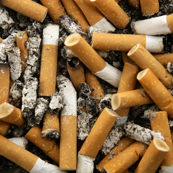 Cigarety textura, zaneprázdněn popelník náměstí — Stock fotografie