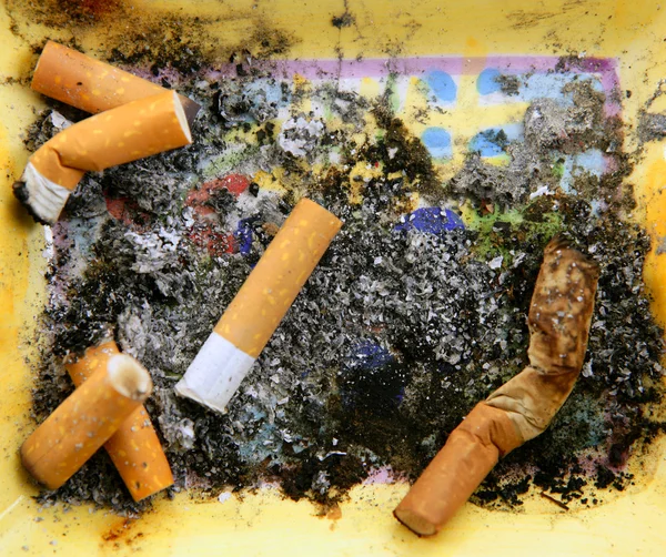 Asbak vol met sigaretten. vuile tabak textuur — Stockfoto
