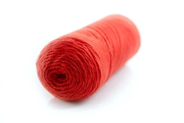 Červená nit cívka izolované na bílém — Stock fotografie