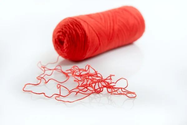 Röd tråd spool isolerade över vita — Stockfoto