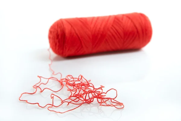 Carretel de fio vermelho isolado sobre branco — Fotografia de Stock