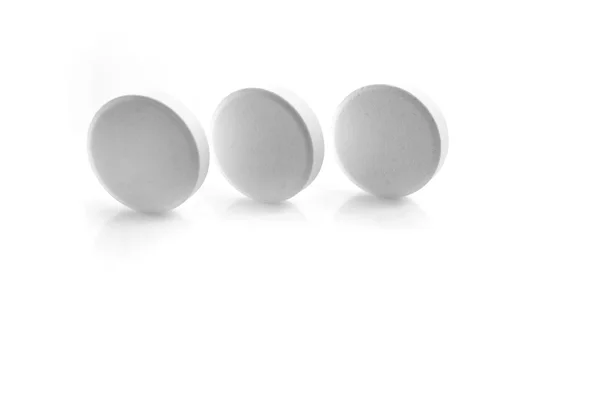 Tres pastillas redondas blancas aisladas — Foto de Stock