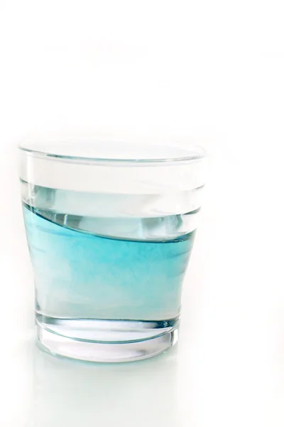 Vidro de água em movimento de cor, isolado em branco — Fotografia de Stock