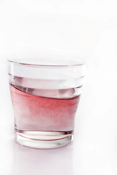 Glas van kleur bewegend water, geïsoleerd op wit — Stockfoto